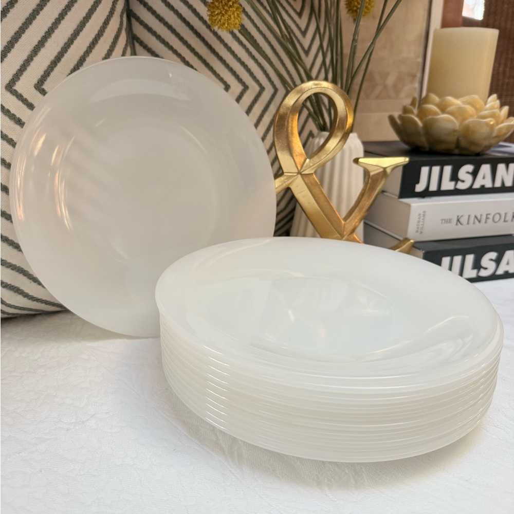 Arcopal France Vintage Milk Glass Dinner Plates, sets of 11 - Picture 5 of 9